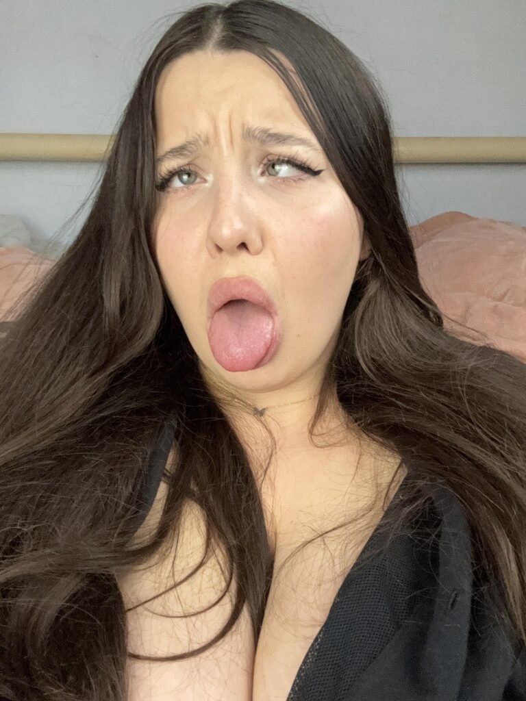 Naughty girl’s first ahegao experience